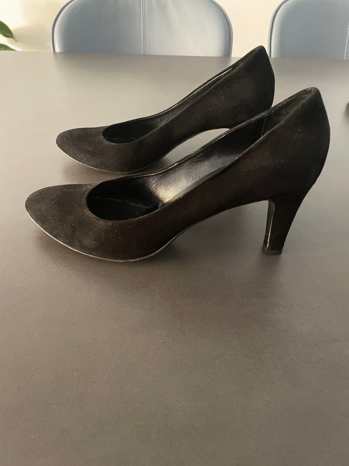 Hele mooie luxe suède pumps van Lilian, Kleding | Dames, Schoenen, Verzenden, Zo goed als nieuw, Zwart