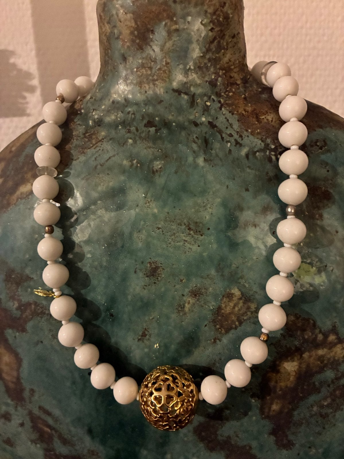 EM HISTORY BEADS Witte kralenketting met gouden hanger, Wit, Nieuw, Ophalen of Verzenden, Overige materialen