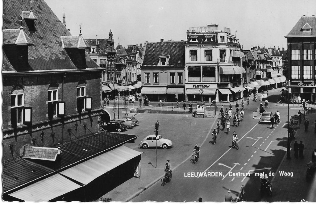 Leeuwarden, Centrum met de Waag - auto Volkswagen, Verzenden, 1940 tot 1960, Gelopen, Friesland