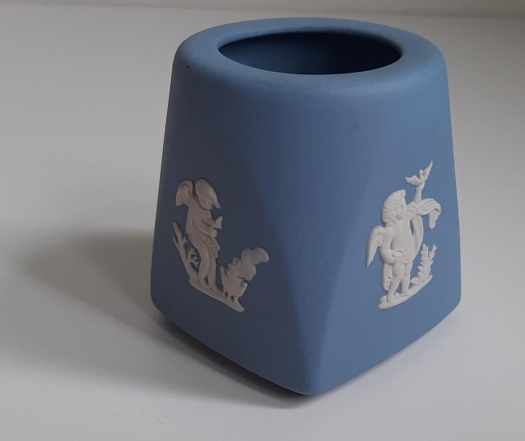 Klein matblauw Jasperware vaasje Wedgwood., Antiek en Kunst, Curiosa en Brocante, Ophalen of Verzenden