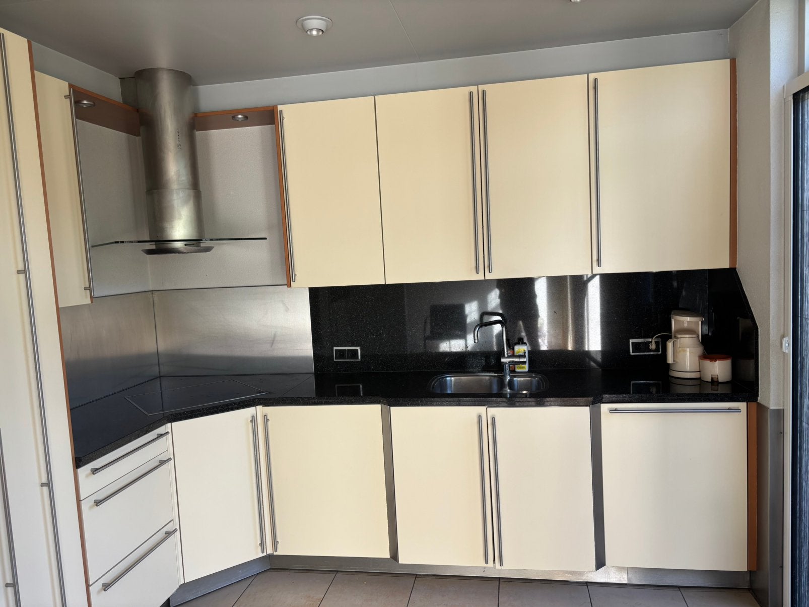 Complete Miele keuken, Ophalen, Zo goed als nieuw, Graniet of Steen, Hoekkeuken