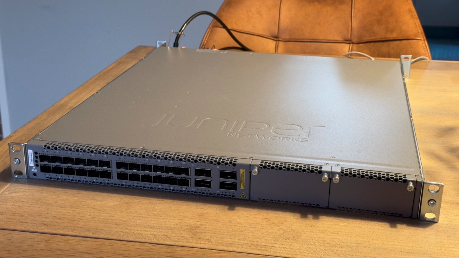 Juniper EX4600-40F enterprise switch incl. rackmounts, Computers en Software, Netwerk switches, Ophalen, Refurbished