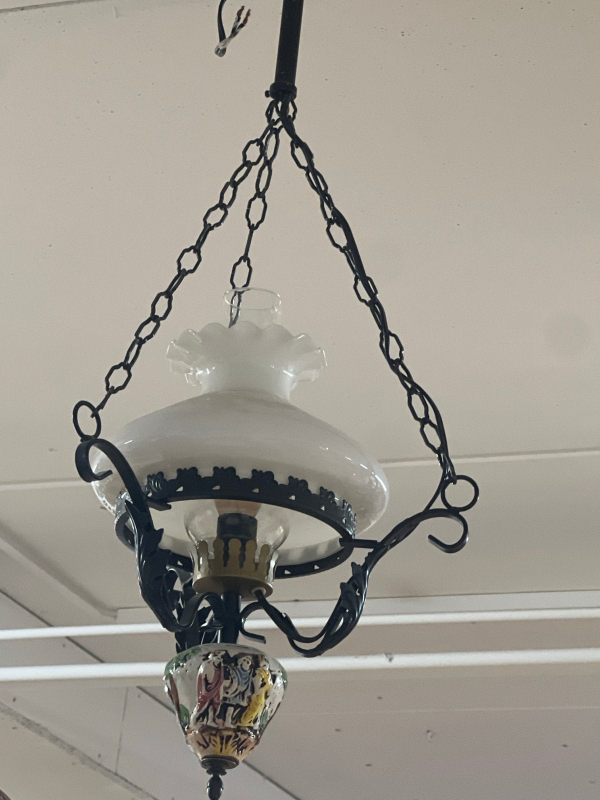 Antieke hanglamp met smeedijzer en porseleinen decoratie, Ophalen