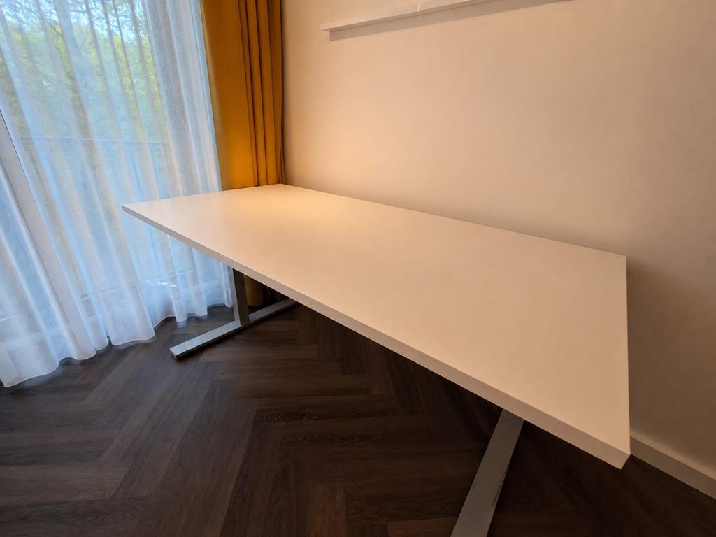 Elektrisch zit-sta bureau, Huis en Inrichting, Bureaus, Ophalen, 160 cm, Zo goed als nieuw, In hoogte verstelbaar