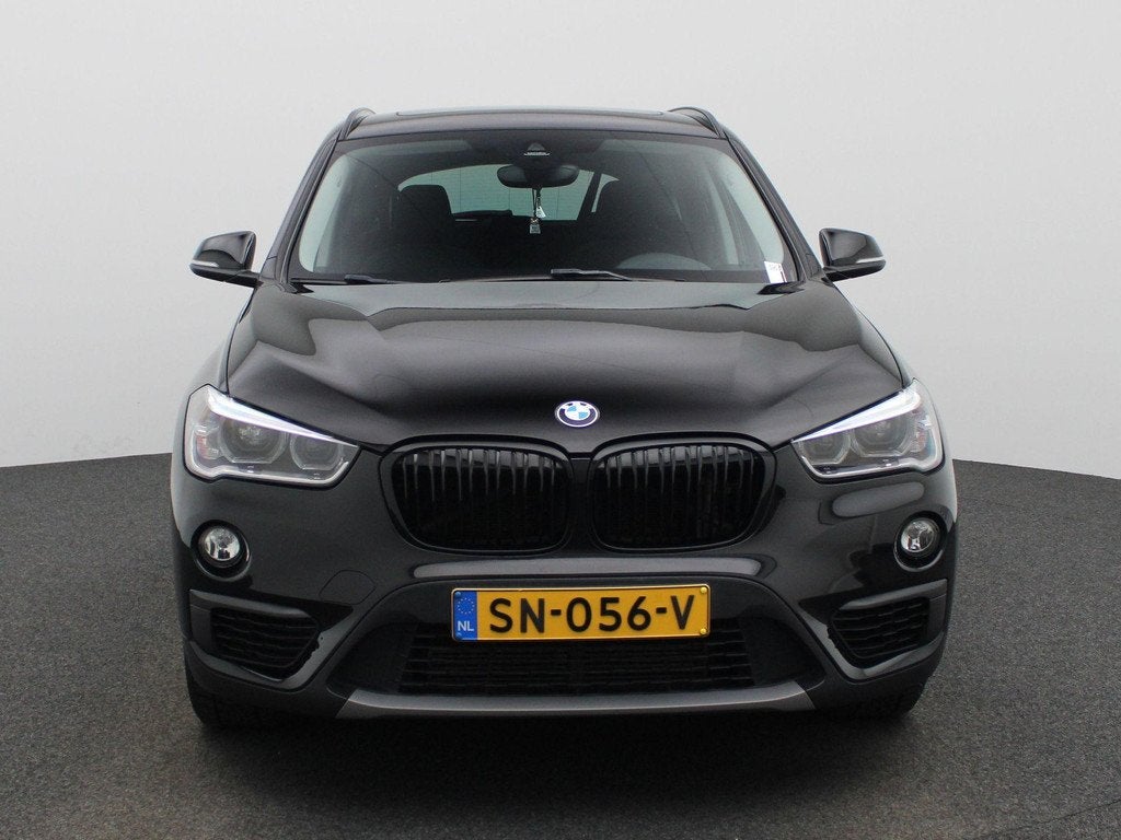 BMW X1 sDrive20i Executive AUTOMAAT | PANORAMADAK | NAVIGATI, Stof, Euro 6, Automatische klimaatregeling, Zwart