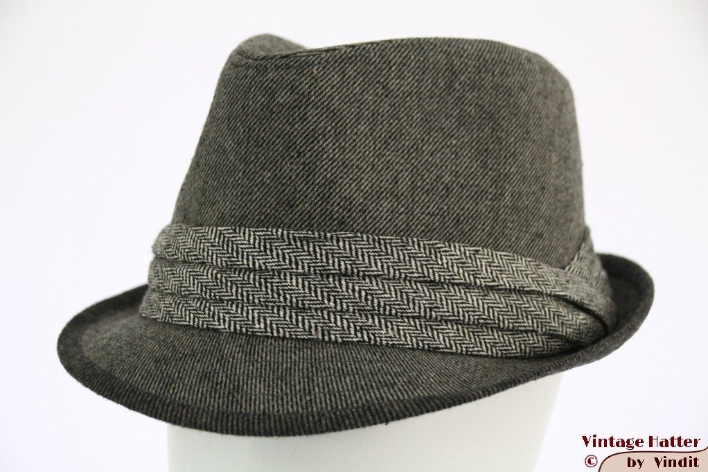 Gleufhoed Trilby Hawkins grijs vissengraat in maat 57 Nieuw, Hoed, Nieuw, Ophalen of Verzenden, 57 cm (M, 7⅛ inch) of minder