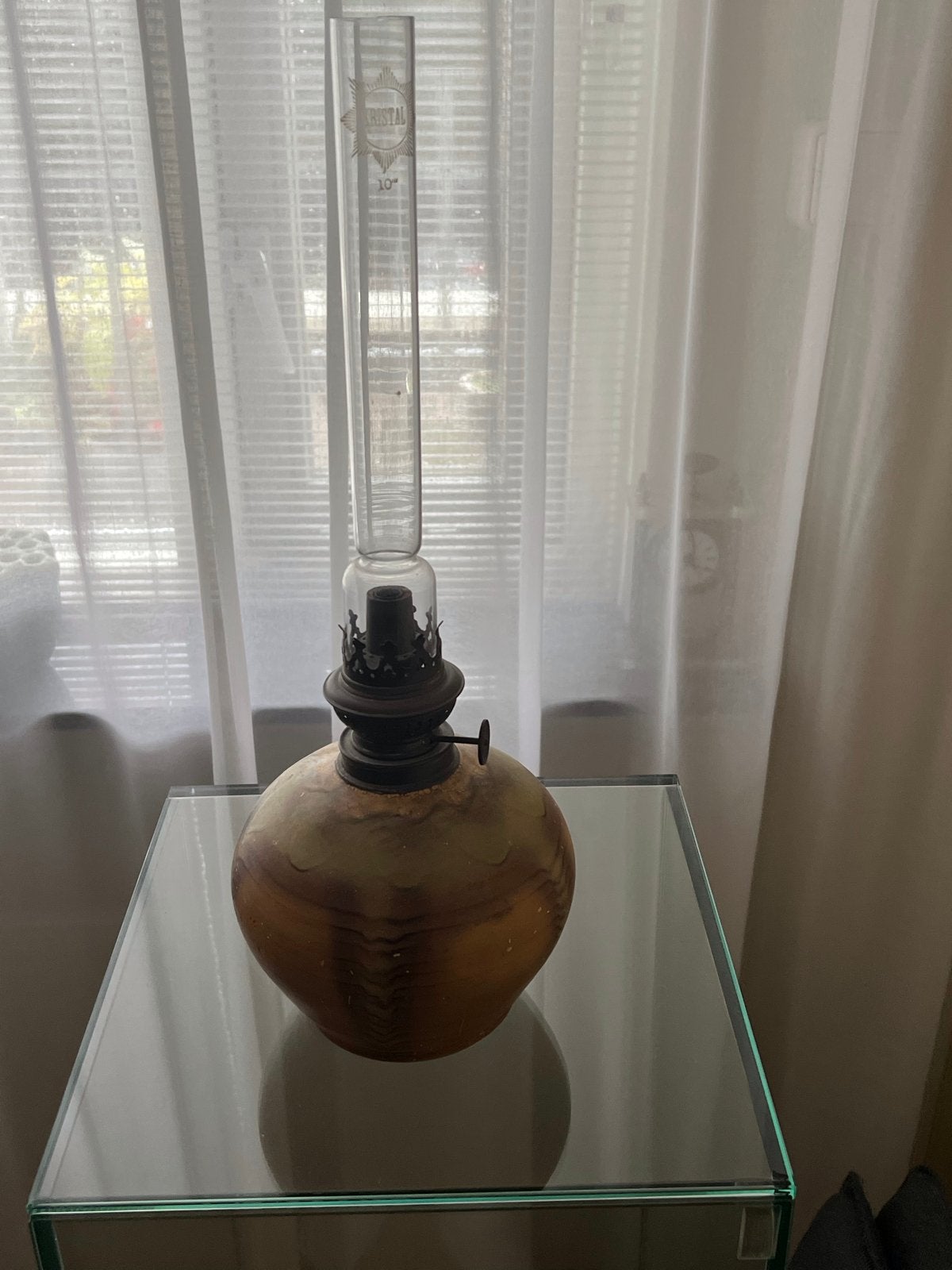 Antieke olielamp met houten voet, Ophalen of Verzenden