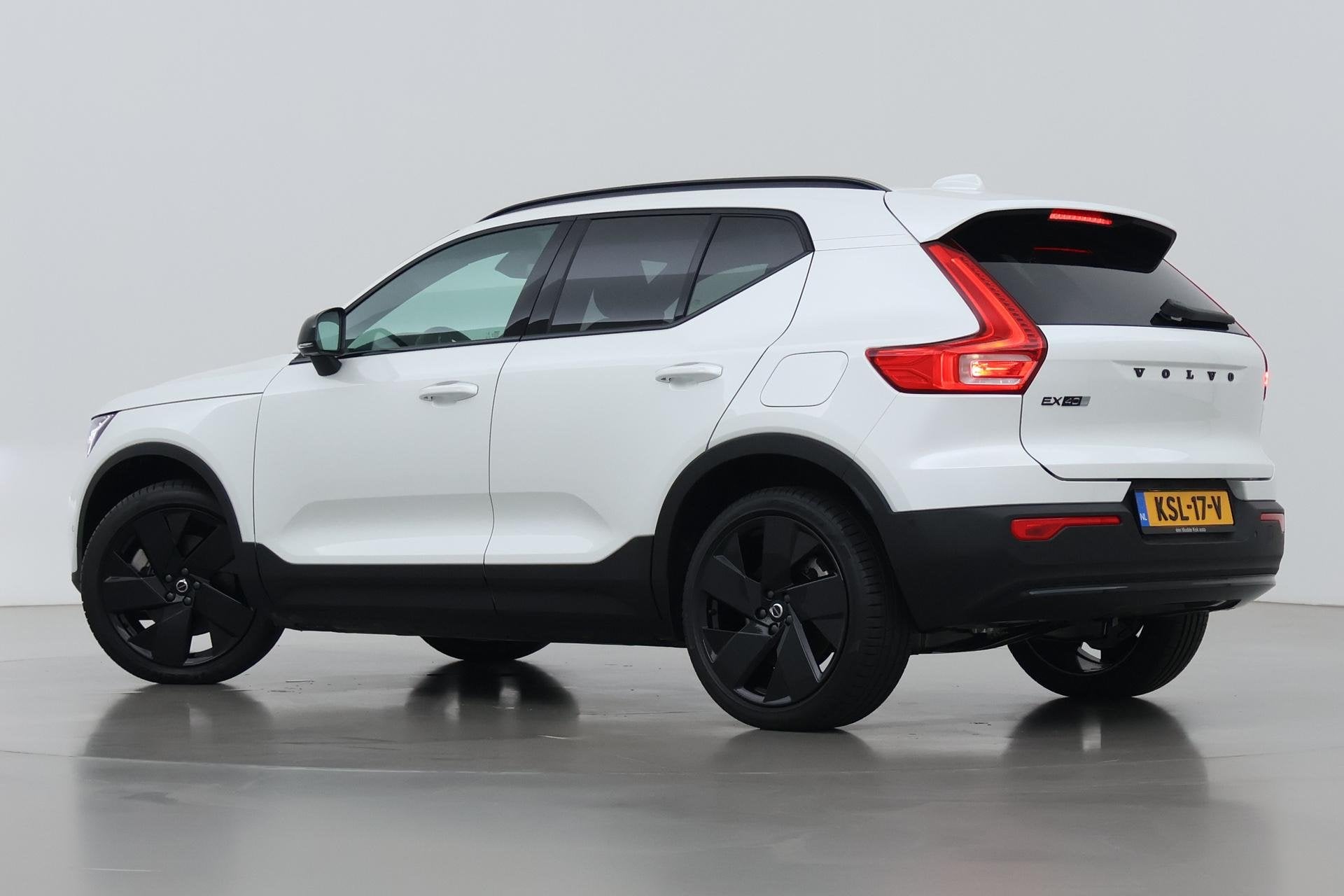 Volvo EX40 Extended Range Plus Black Edition 82 kWh | ACC |, Auto's, Automaat, 252 pk, Wit, 1975 kg