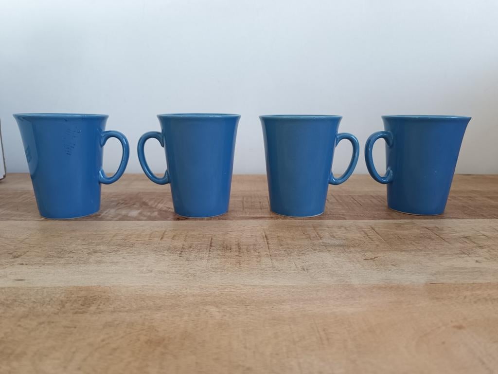 Set van 4 vrolijke blauwe mokken voor koffie, thee of melk, Ophalen of Verzenden, Aardewerk, Overige stijlen, Kop(pen) en/of Schotel(s)