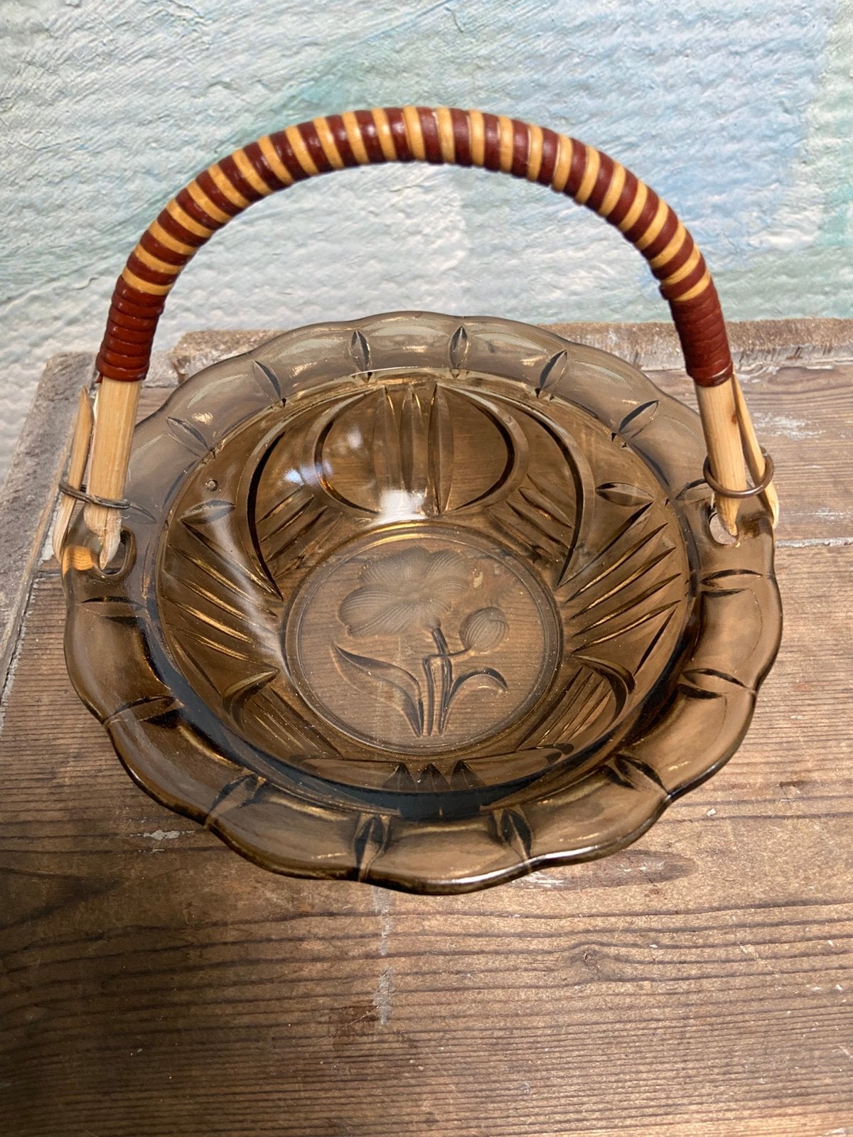 Vintage bruin rookglas bonbon schaaltje met rotan hengsel, Ophalen of Verzenden