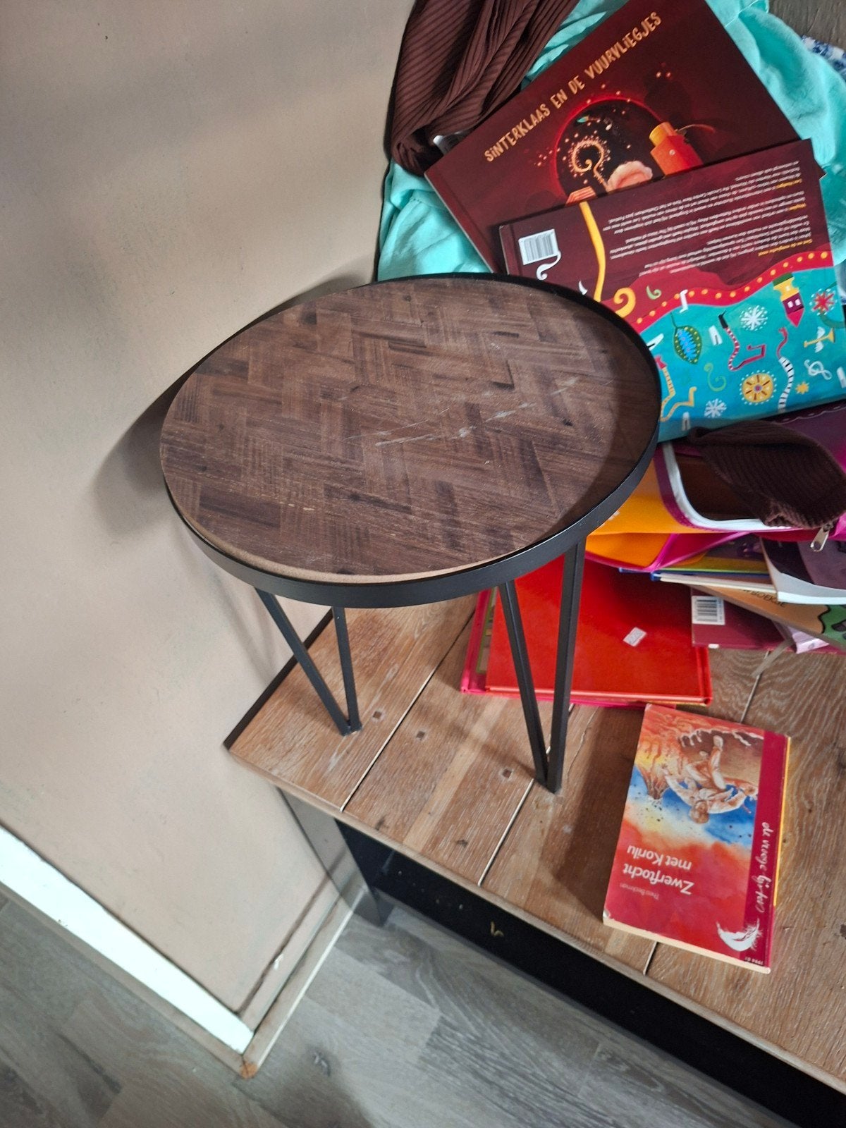 Stijlvolle bijzettafel met houten blad en metalen onderstel, 45 tot 60 cm, Minder dan 55 cm, Rond, Ophalen of Verzenden