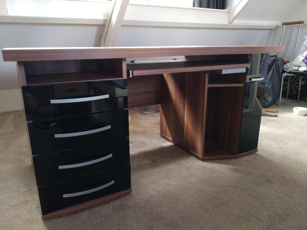 Prachtig Jahnke CSL 450 Bureau – Walnoot/Hoogglans Zwart, 150 cm, Hout, Bruin, Zo goed als nieuw