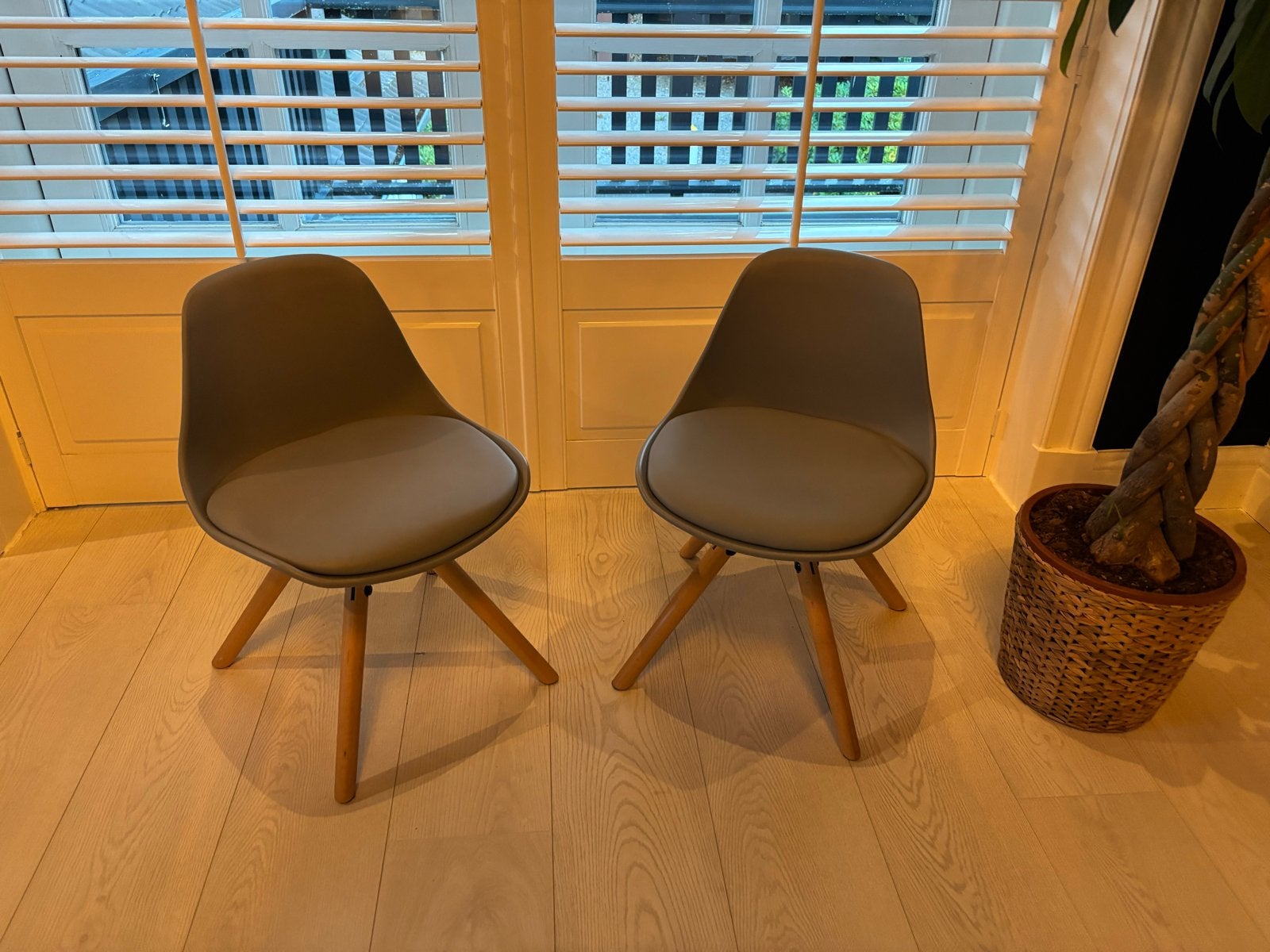 Set van 2 leuk grijze kinderstoelen met houten poten, Huis en Inrichting, Ophalen, Twee, Zo goed als nieuw, Grijs