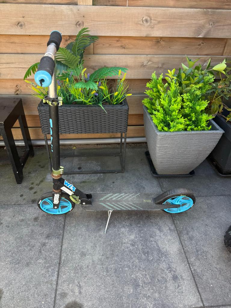 IUUM Step - Gebruikte step met blauwe accenten, Fietsen en Brommers, Steps, Ophalen of Verzenden, Gebruikt, Gewone step
