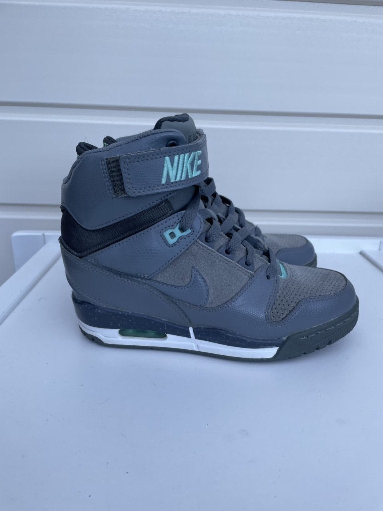 Nike Air Revolution Sky High 38, Verzenden, Nike, Grijs, Sneakers of Gympen