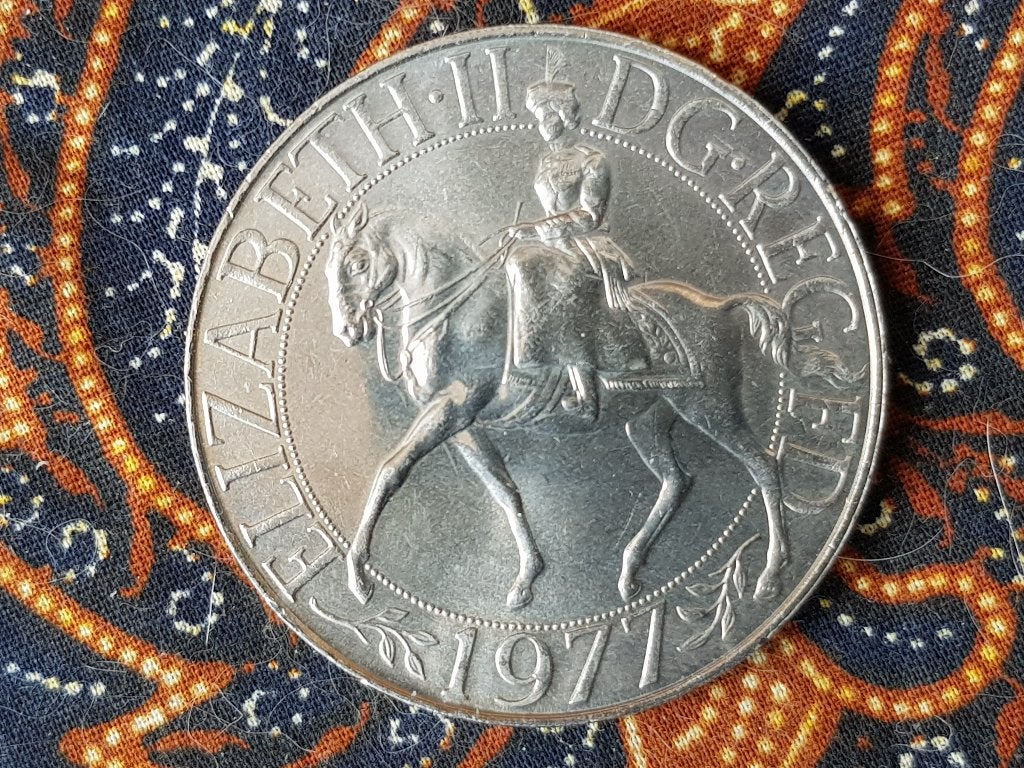 Mooie vintage Queen Elizabeth penning uit Engeland 3,8 cm., Ophalen of Verzenden