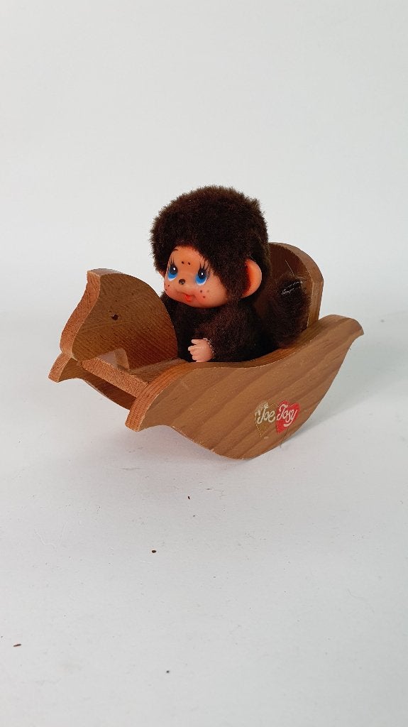 Vintage Mini Monchhichi poppetje, houten hobbelpaard. 8B11, Verzamelen, Poppetjes en Figuurtjes, Tweedehands verkoop, Tweedehands verkoop