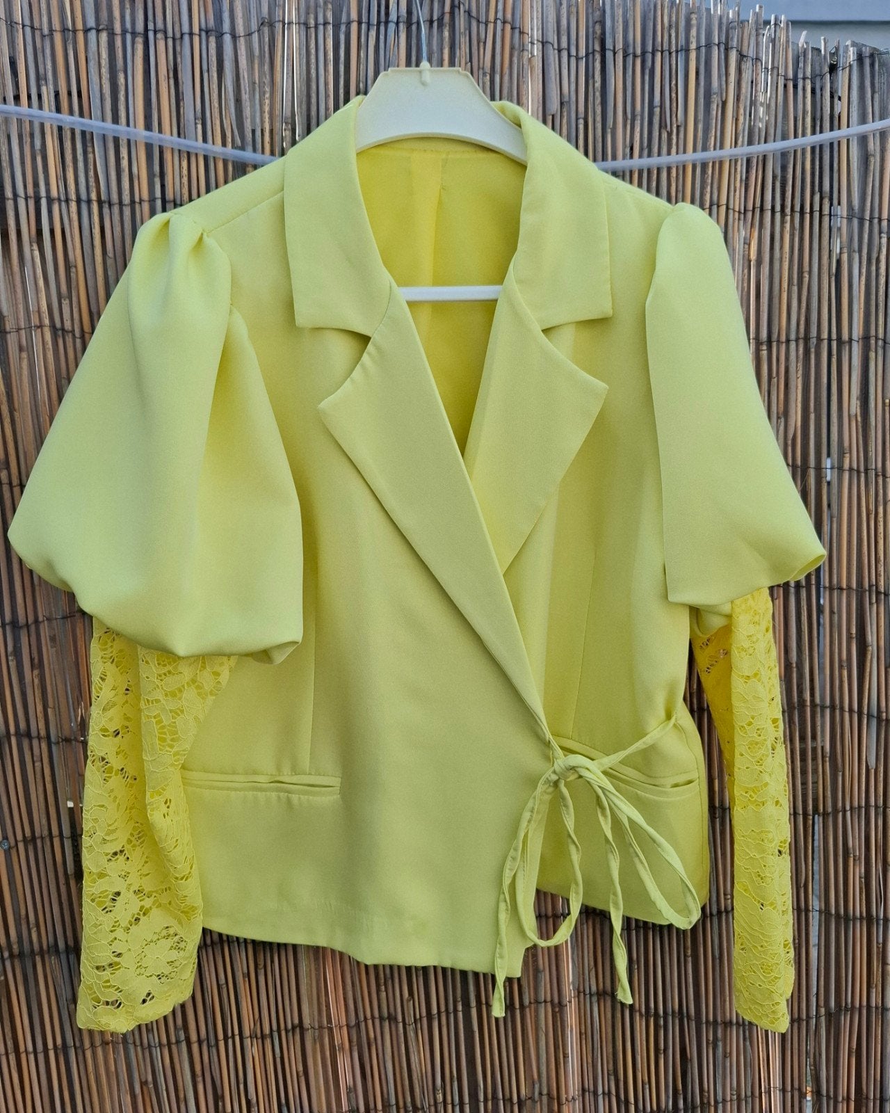 Nette dames blazer met striksluiting en kanten ballonmouwen, Kleding | Dames, Ophalen of Verzenden