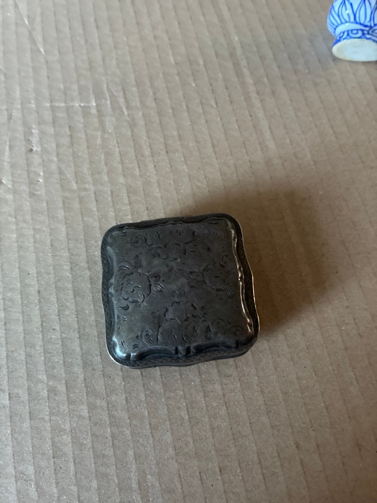 Antiek zilveren pillendoosje met gravure, Ophalen