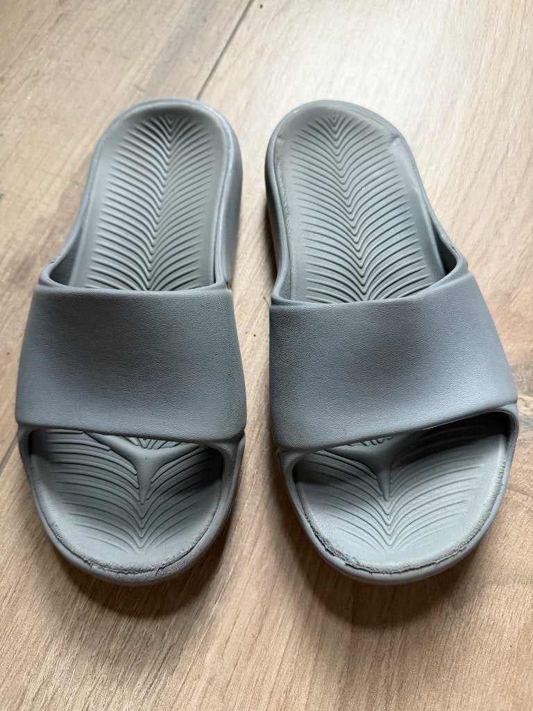 Stevige badslippers, maat 33/34, Gebruikt, Jongen of Meisje, Overige typen, Ophalen of Verzenden
