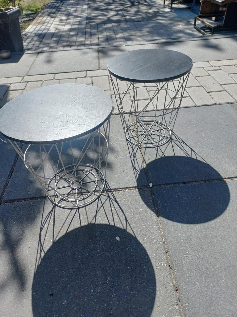 Set van 2 moderne bijzettafels met metalen onderstel, Huis en Inrichting, Minder dan 55 cm, Gebruikt, Modern, Industrieel, Metaal of Aluminium