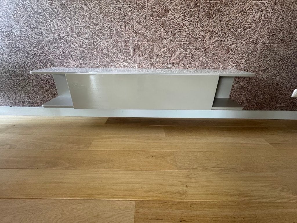 Strak en modern IKEA Mostorp Zwevend TV-Meubel (Taupekleur), Ophalen, 150 tot 200 cm, Zo goed als nieuw, Minder dan 100 cm