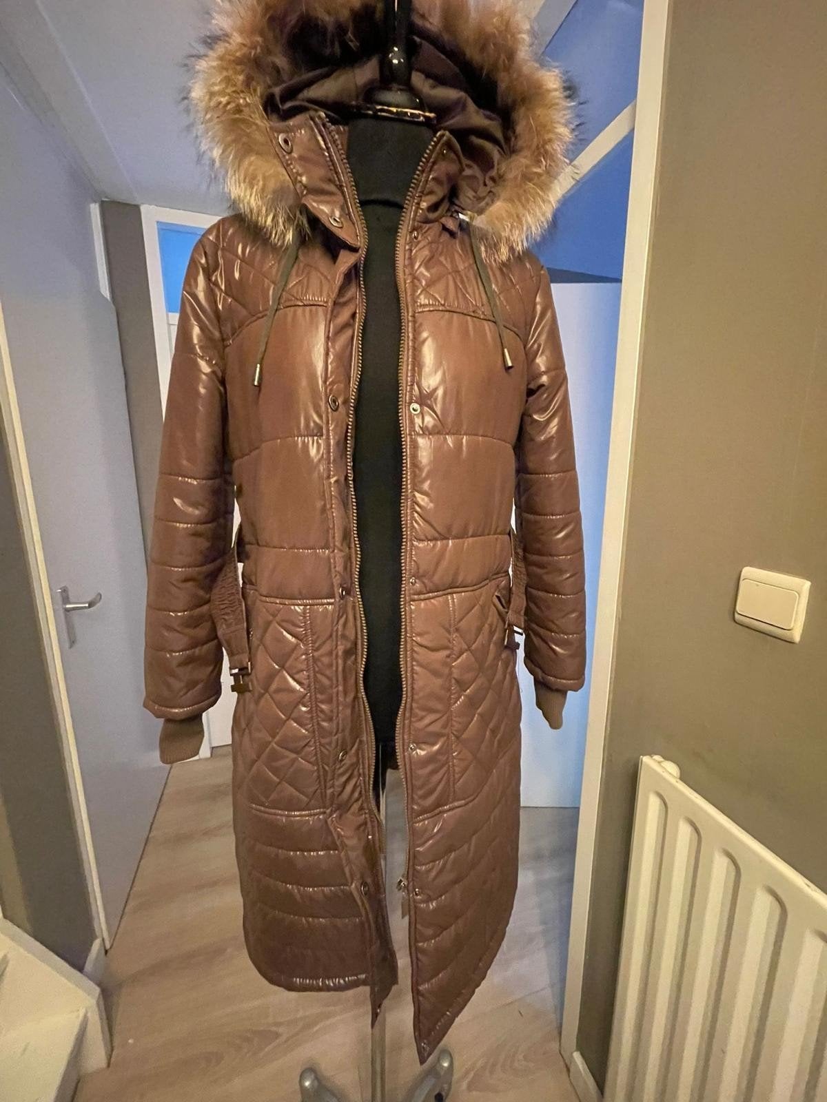 Lange bruine winterjas met bontkraag maat 38/40, Maat 38/40 (M), Bruin, Ophalen of Verzenden, Onbekend