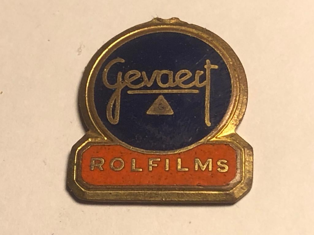 Emaille GEVAERT ROLFILMS BADGE (Oranje/Blauw/Messingkleur)., Verzamelen, Verzenden, Zo goed als nieuw, Merk, Speldje of Pin