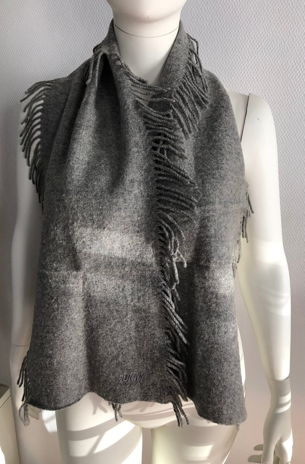 DKNY grijs shawl sjaal logo borduursel lamswol, Verzenden, Zo goed als nieuw, Maat 46/48 (XL) of groter, Sjaal