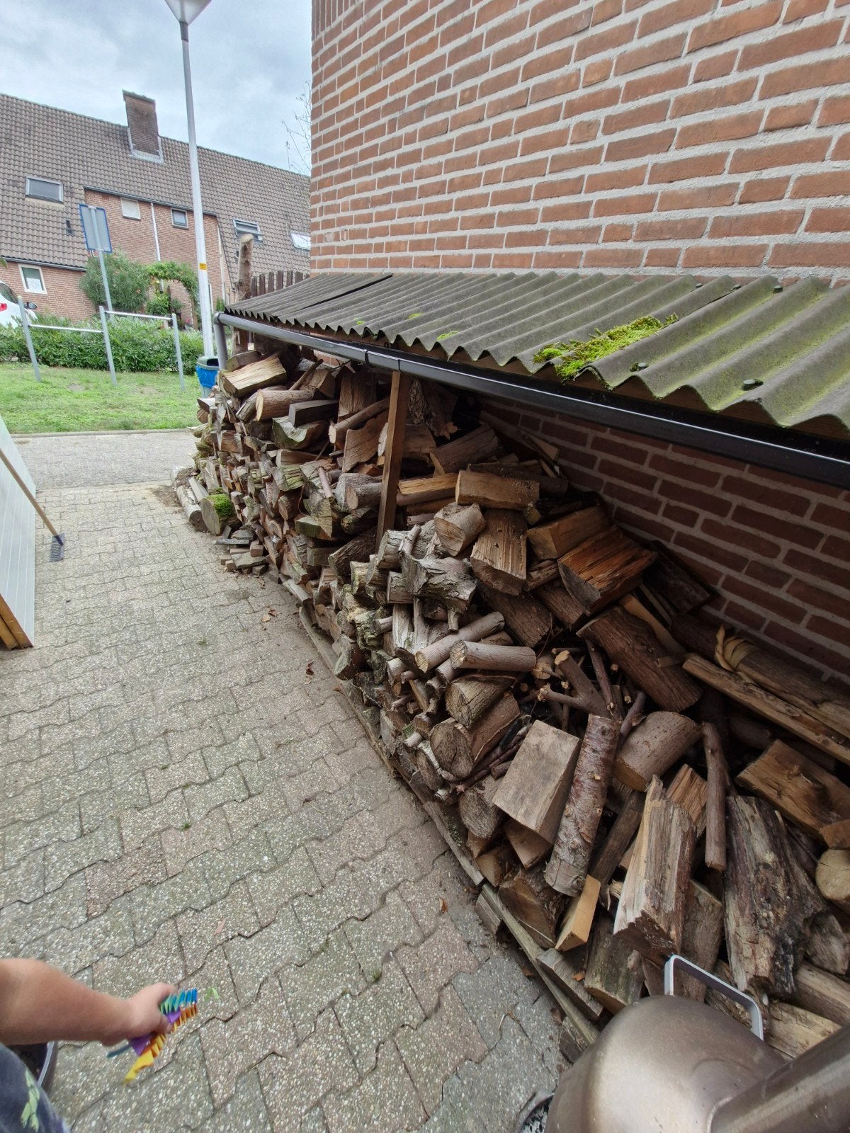 2,5 kuub hout, grotendeels gekloofd, deels stammen, Tuin en Terras, Minder dan 3 m³, Ophalen, Overige houtsoorten, Blokken