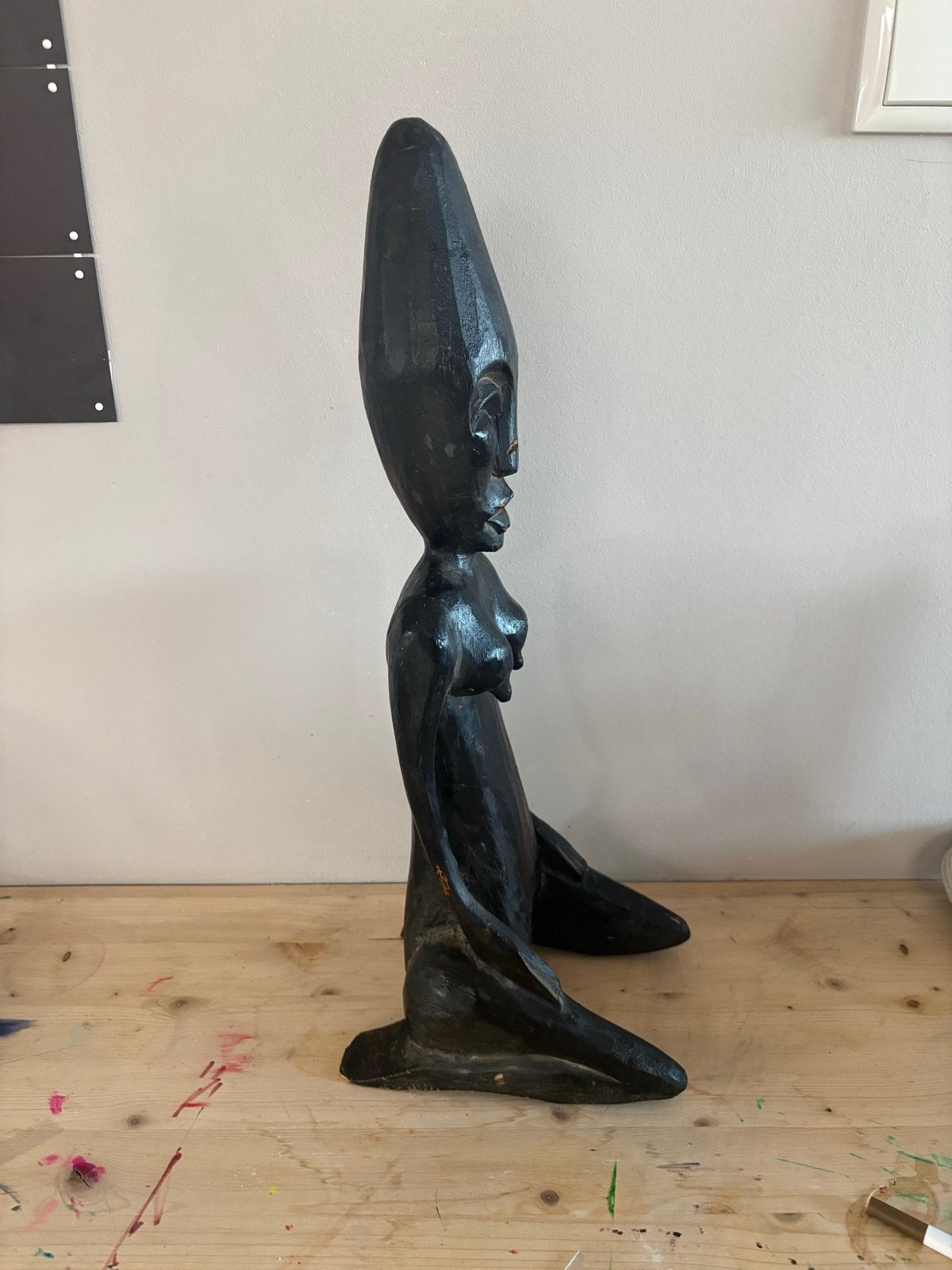 Houten beeld van een vrouw, circa 50 cm hoog, Handgemaakt, Zwart, Beeld, Hout