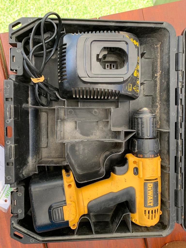 DeWalt Boor- en Schroefmachine met Lader en oplader, Ophalen, Gebruikt, Variabele snelheid, Boor- en Schroefmachine