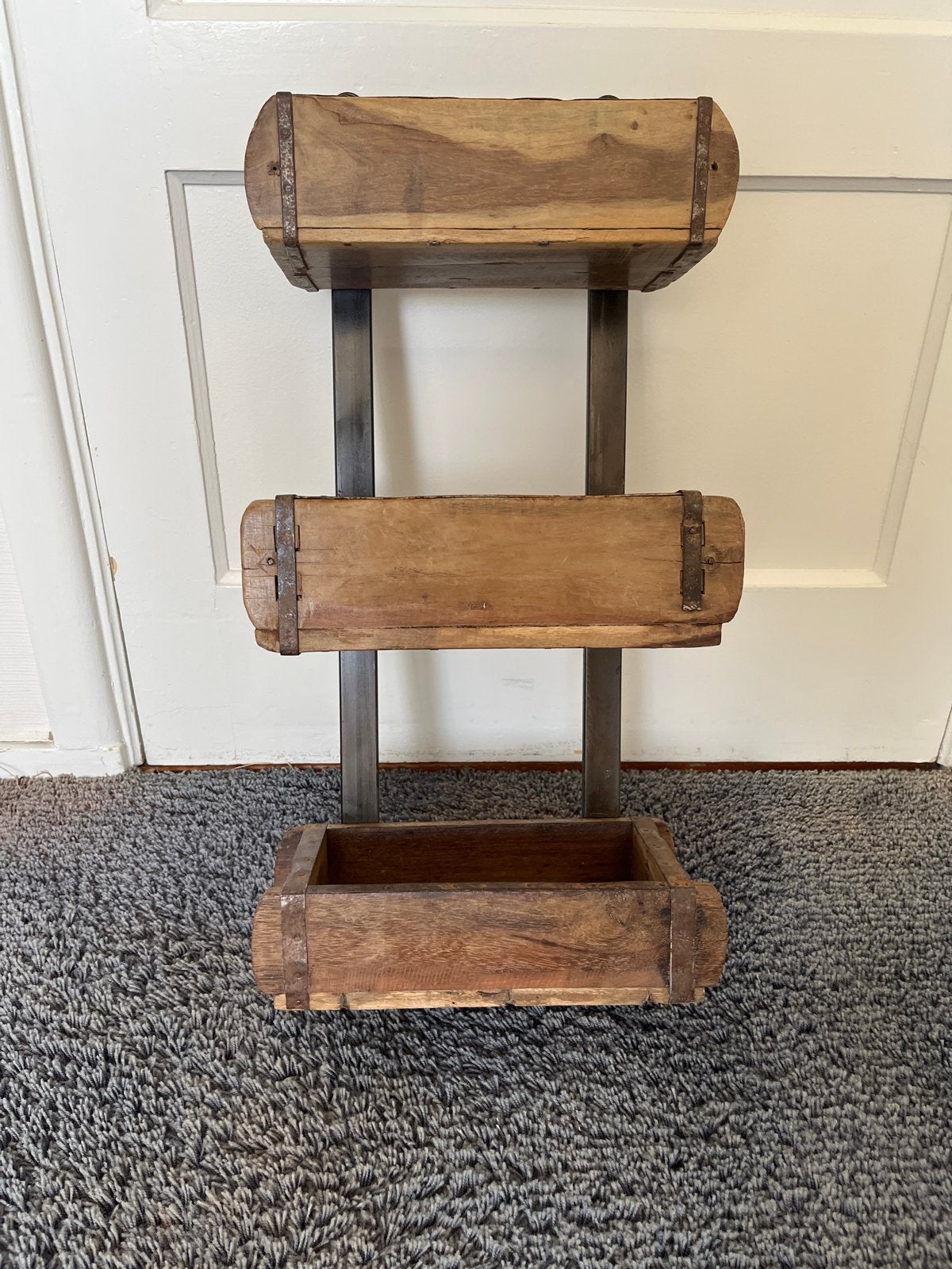 Vintage houten wandrek met metalen frame, Ophalen, Gebruikt, Bruin, Vintage