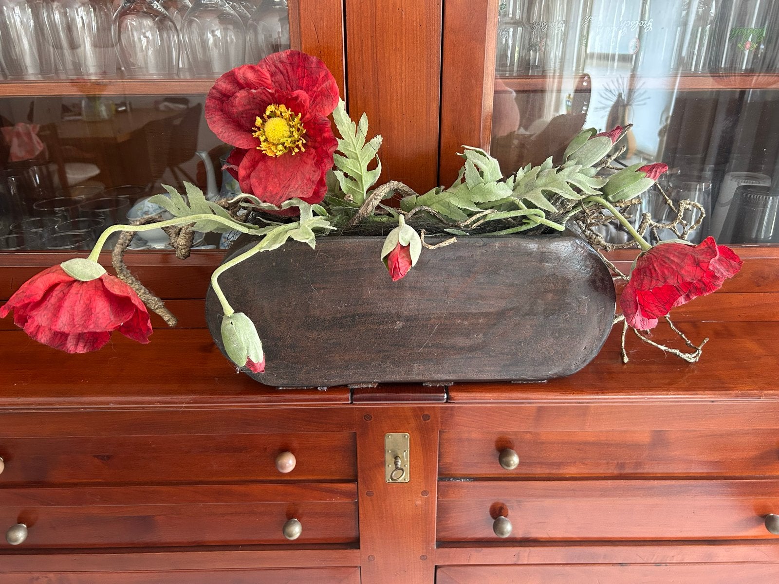 Ovale bruine stenen pot met rode zijden bloemen, Ophalen, Gebruikt, Landelijk, Bruin