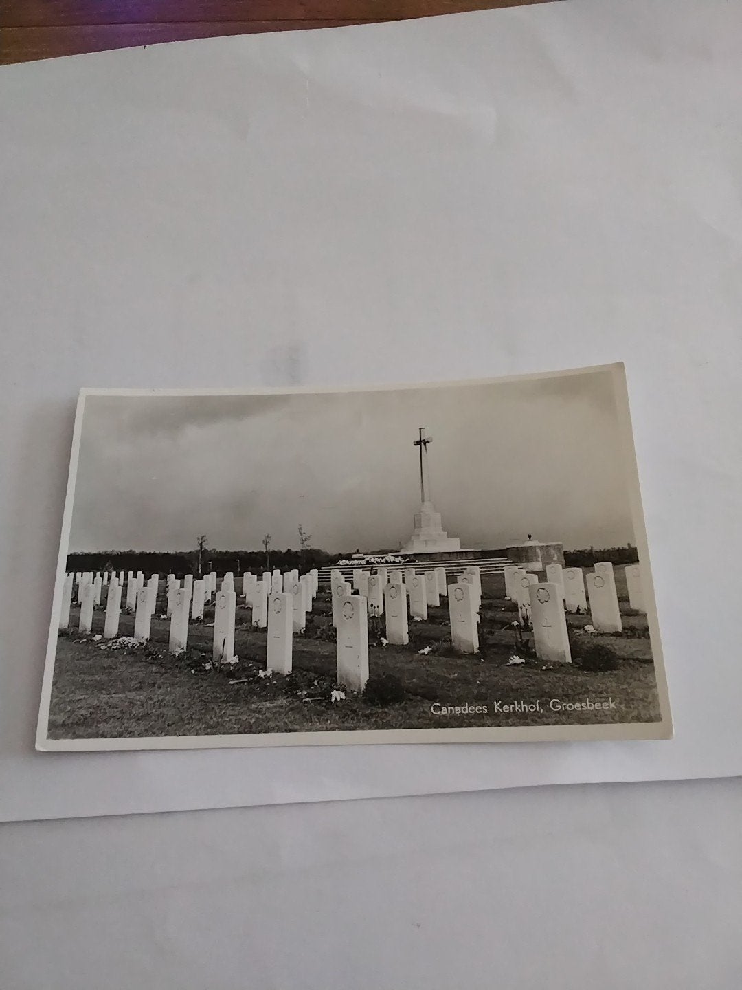 Oude ansichtkaart Canadees Kerkhof Groesbeek (1957), Verzamelen, Ansichtkaarten | Nederland, Ophalen of Verzenden, 1940 tot 1960