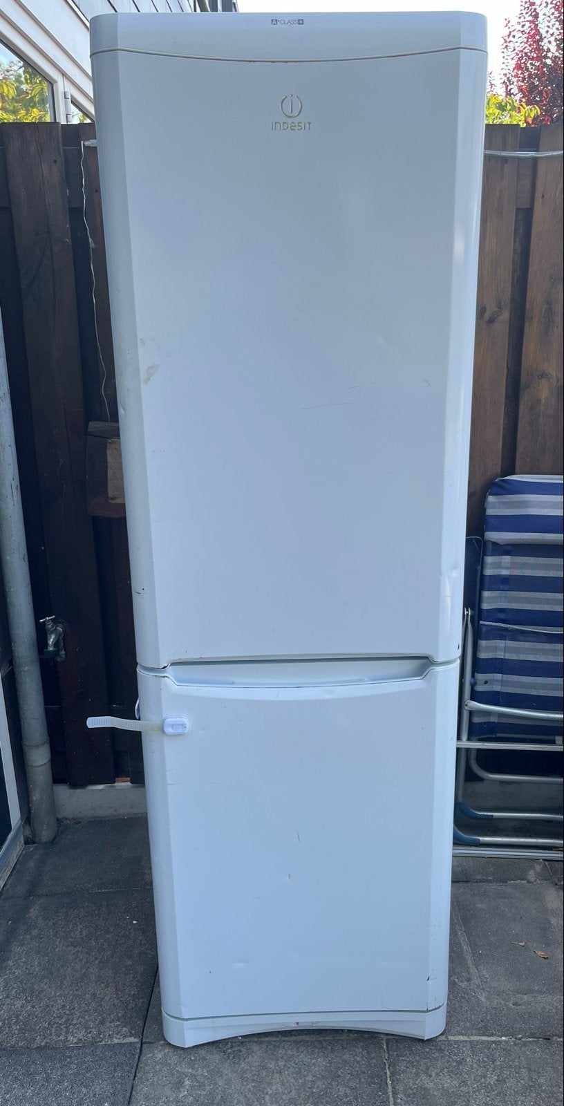 Indesit Koelkast met Vriezer - Wit, Witgoed en Apparatuur, Koelkasten en IJskasten, Ophalen, Gebruikt, 200 liter of meer, 60 cm of meer