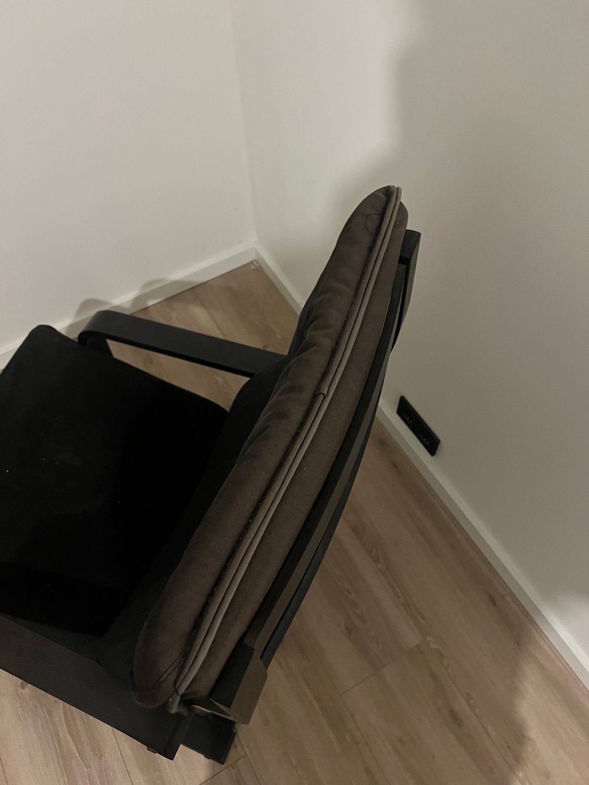 Comfortabele zwarte fauteuil met houten frame, Huis en Inrichting, Stoelen, Ophalen, Gebruikt, Zwart, Eén