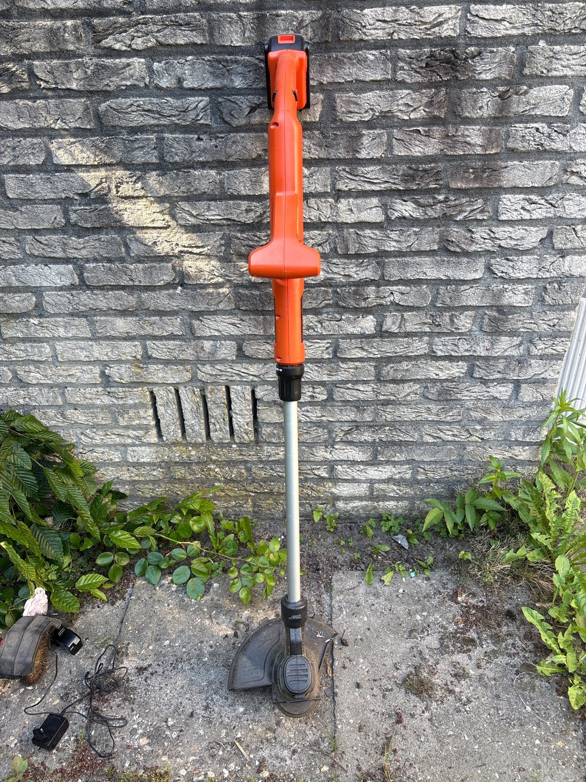 Black+Decker ST182320 Accu Grastrimmer, Tuin en Terras, Grasmaaiers, Zo goed als nieuw, Accu-grasmaaier, Minder dan 30 cm, Cirkelmaaier