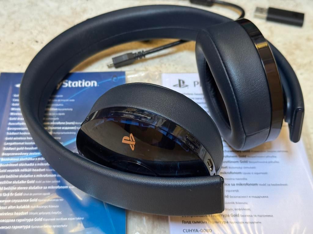 PS4 500 Million Limited Edition Gold Headset PlayStation 4&5, Ophalen of Verzenden, Zo goed als nieuw