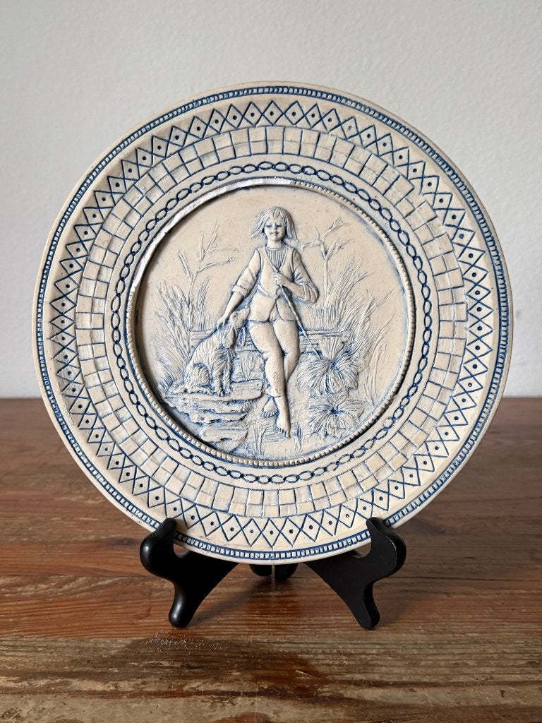 Antiek blauw wit reliëf wandbord met meisje en hond, Ophalen of Verzenden