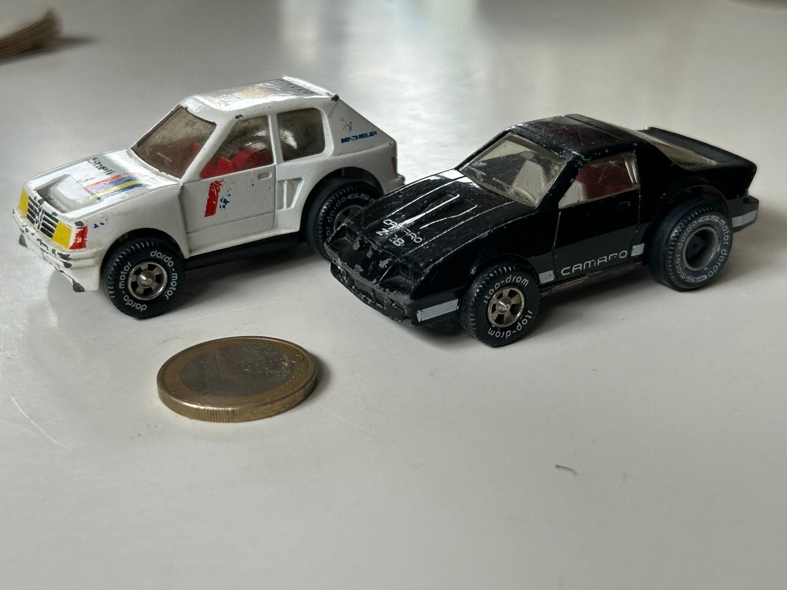 2x DARDA auto: Chevrolet Camaro Z-28 & Peugeot 205 Turbo 16, Ophalen of Verzenden, Gebruikt, Auto