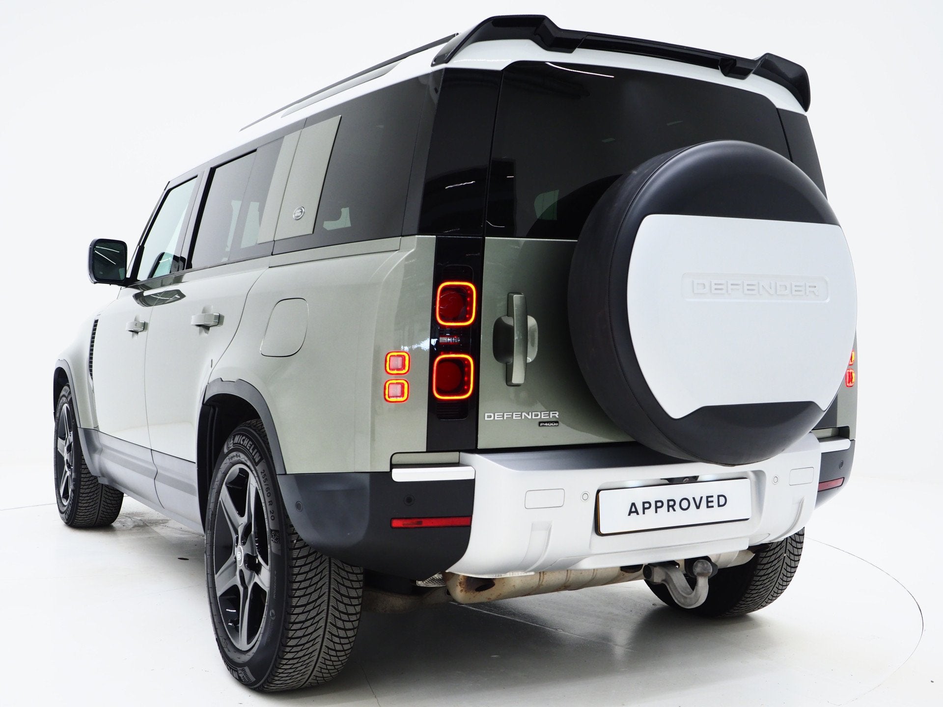 Land Rover Defender 110 2.0 P400e | NL Auto | Panoramadak |, Auto's, Automaat, 53 km, 404 pk, Gebruikt