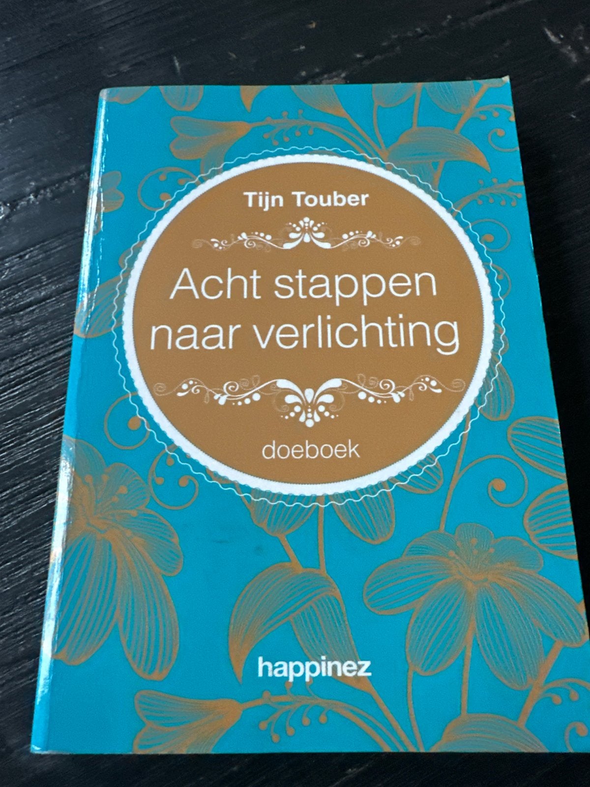 Acht stappen naar verlichting - Tijn Touber (Happinez), Boeken, Ophalen of Verzenden, Zo goed als nieuw, Spiritualiteit algemeen