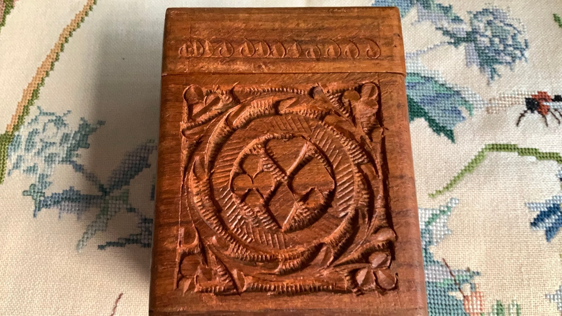 Vintage houten speelkaartenhouder met houtsnijwerk, Ophalen of Verzenden