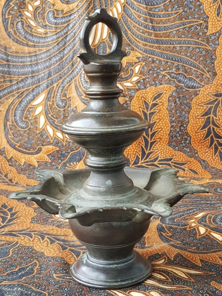 Zware antieke Oosterse olielamp van brons voor zeven pitten., Antiek en Kunst, Ophalen of Verzenden, Ritueel object, Handgemaakt