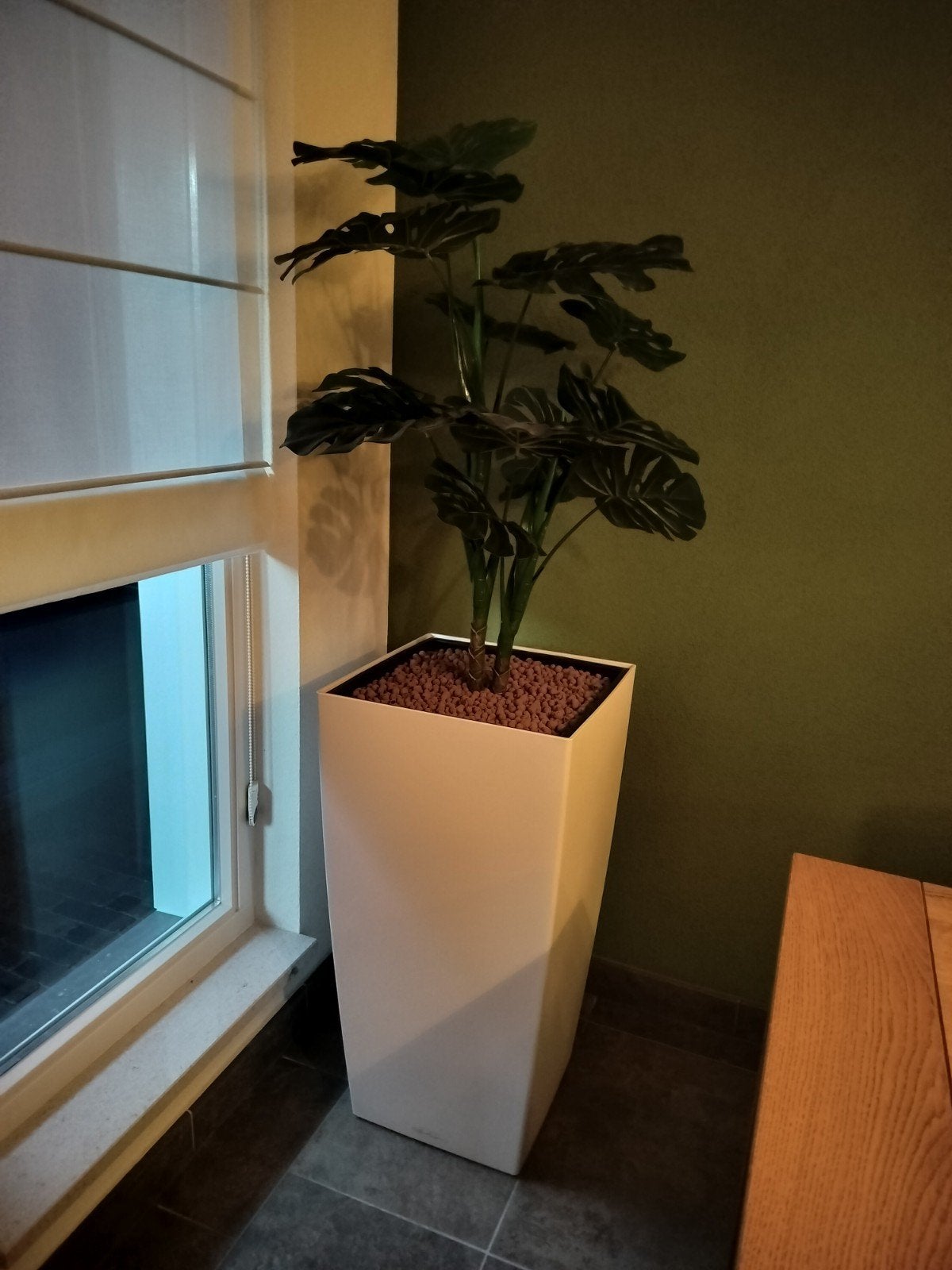 Te koop: Kunststof bloempot met kunstplant, Huis en Inrichting, Woonaccessoires | Kunstplanten en Kunstbloemen, Ophalen