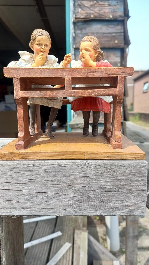 Beeldje 'Samen op school' - Vintage schooltafel tafereel, Verzamelen, Beelden en Beeldjes, Ophalen of Verzenden, Zo goed als nieuw