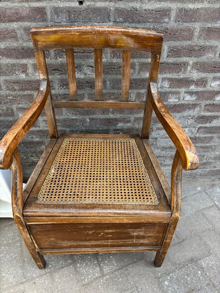 Oude Houten Po stoel met rieten zitting, Ophalen