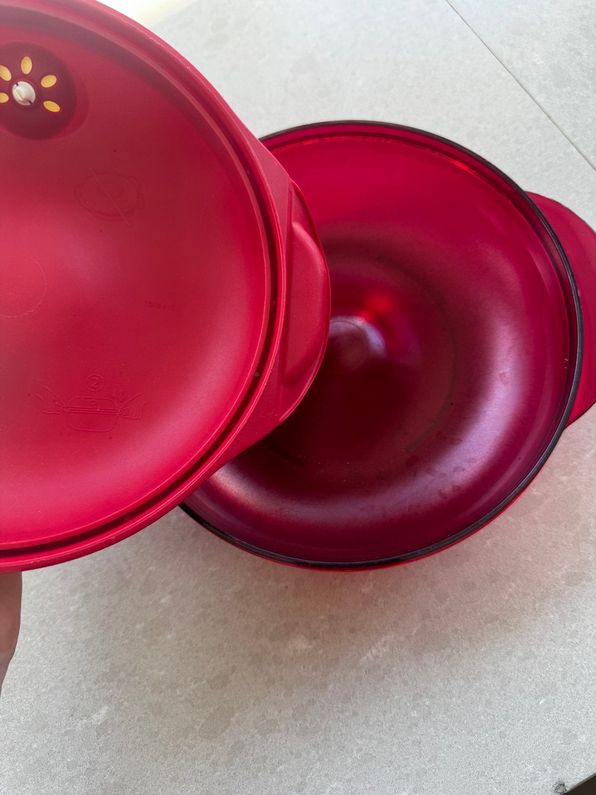 Tupperware Micropop Magnetron Schaal - Rood, Gebruikt, Schaal, Ophalen of Verzenden, Magnetronbestendig