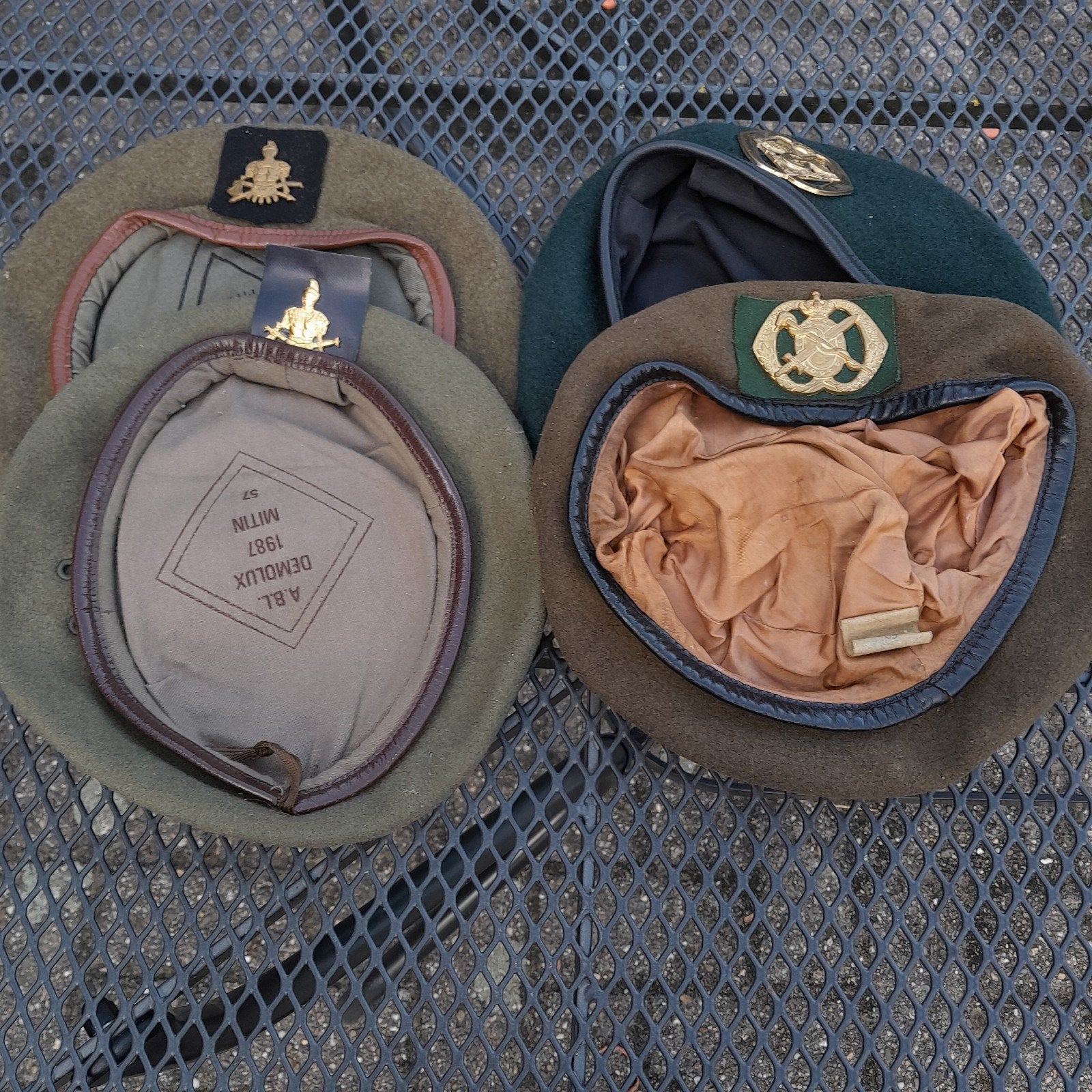 Baret met embleem oa Geneeskundige Dienst, Verzamelen, Ophalen of Verzenden, Landmacht, Nederland, Embleem of Badge